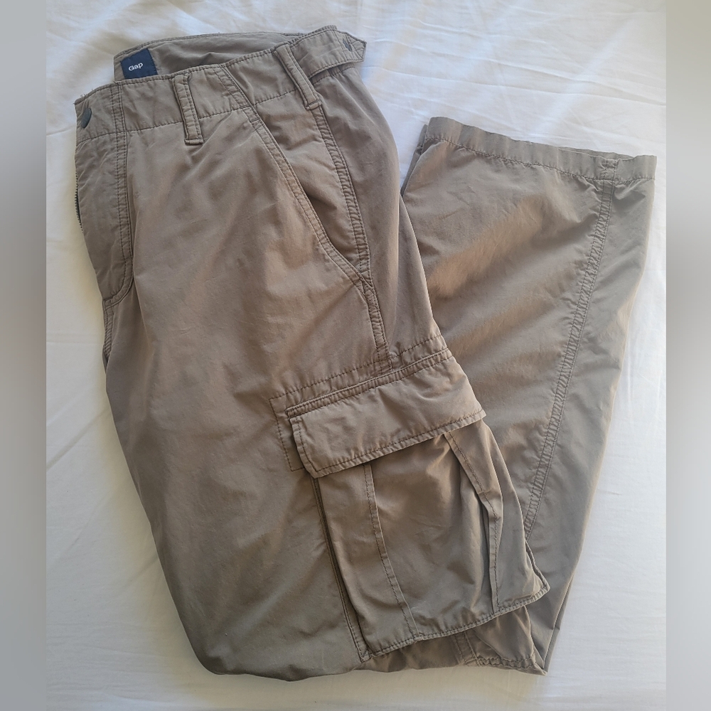 Gap Men's Light Weight Cargo Pants in Dark Beige Size 32x30
